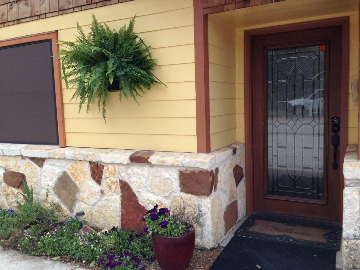 Square Inn Wimberley Bagian luar foto