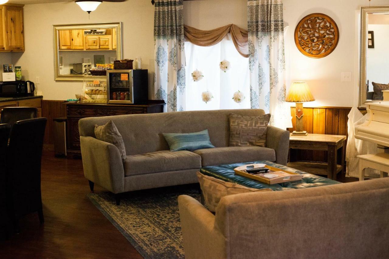 Square Inn Wimberley Bagian luar foto