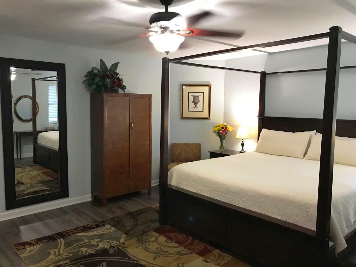 Square Inn Wimberley Bagian luar foto