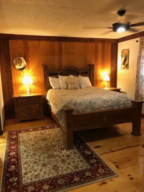 Square Inn Wimberley Bagian luar foto