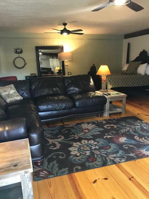 Square Inn Wimberley Bagian luar foto