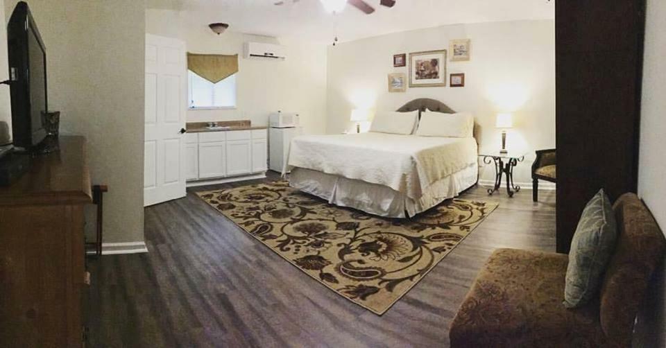 Square Inn Wimberley Bagian luar foto