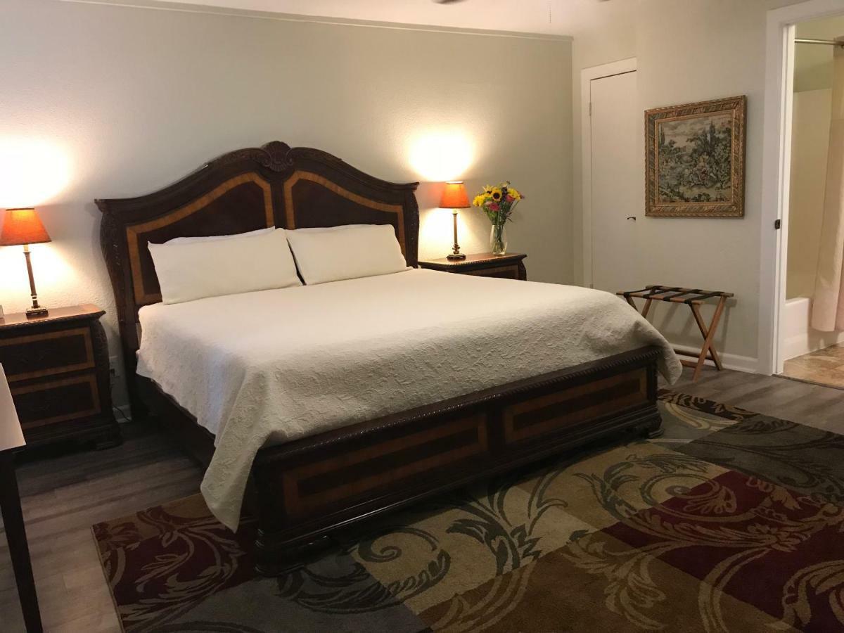 Square Inn Wimberley Bagian luar foto